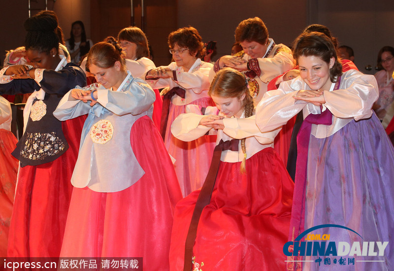 美翻了！韓國女子大學留學生穿韓服學行禮（高清組圖）