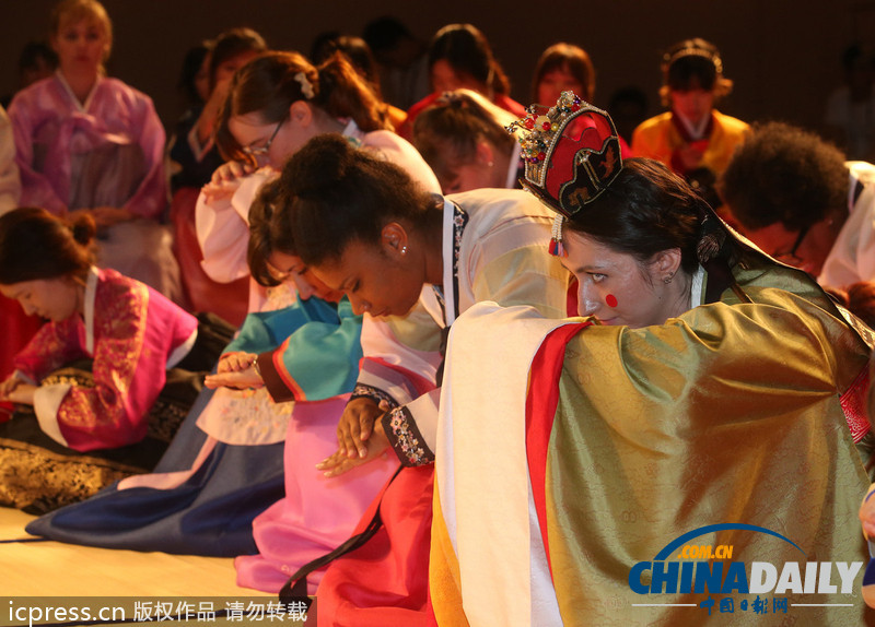 美翻了！韓國女子大學(xué)留學(xué)生穿韓服學(xué)行禮（高清組圖）