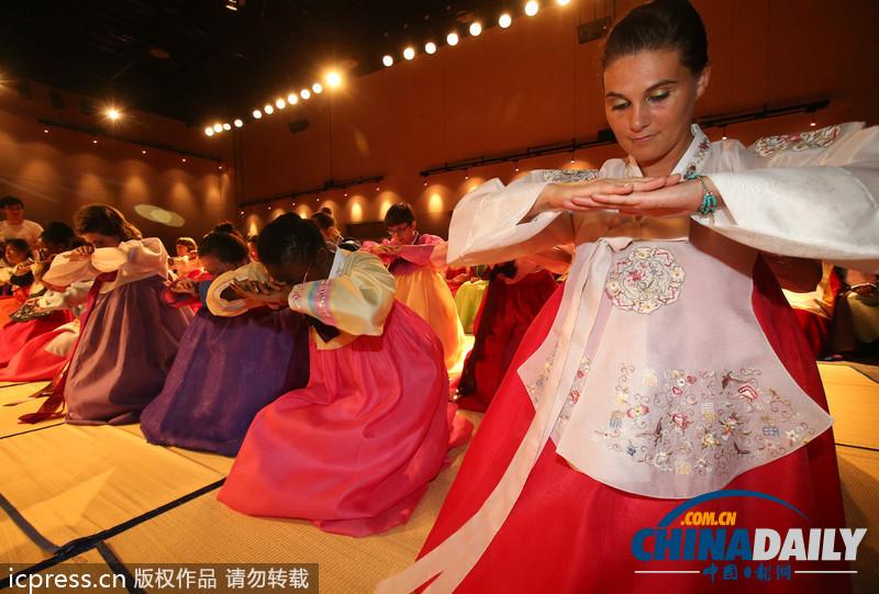 美翻了！韓國(guó)女子大學(xué)留學(xué)生穿韓服學(xué)行禮（高清組圖）
