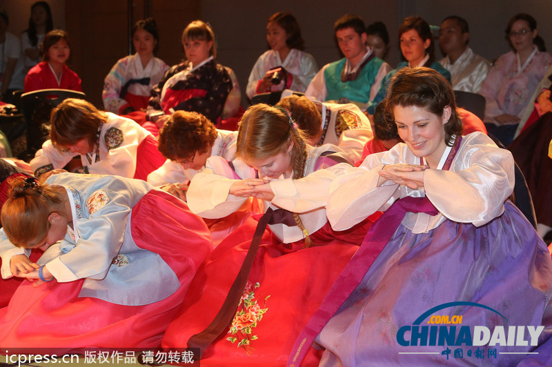 美翻了！韓國女子大學(xué)留學(xué)生穿韓服學(xué)行禮（高清組圖）