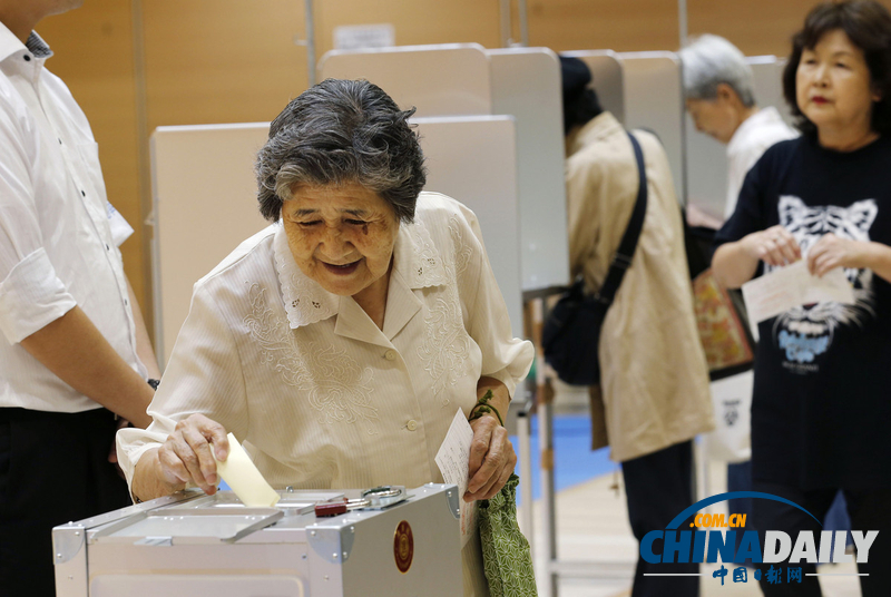 日參議院選舉開(kāi)始投票 女子抱狗參加（高清組圖） 