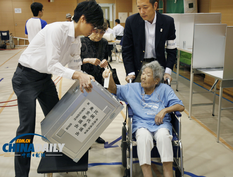 日參議院選舉開(kāi)始投票 女子抱狗參加（高清組圖） 