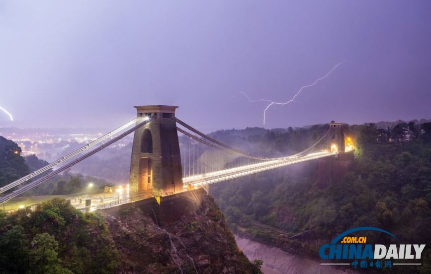 組圖：暴風(fēng)雨終結(jié)英國酷熱天氣 閃電驚心動魄房屋受損