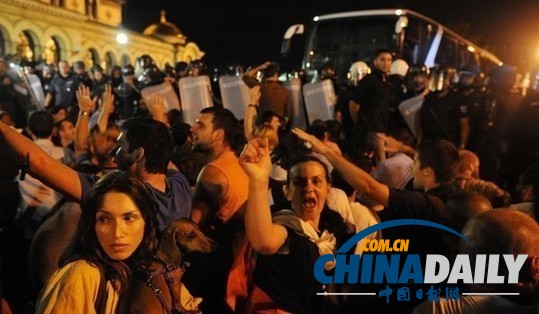 保加利亞反政府示威者封鎖國(guó)會(huì)大樓 百余人被困