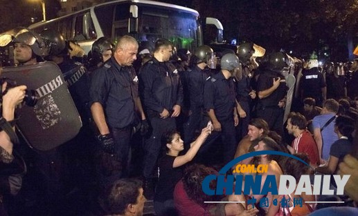 保加利亞反政府示威者封鎖國會大樓 百余人被困