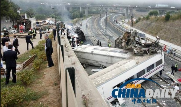 西班牙火車脫軌事故致60人喪生 宗教慶?；顒尤∠? style=