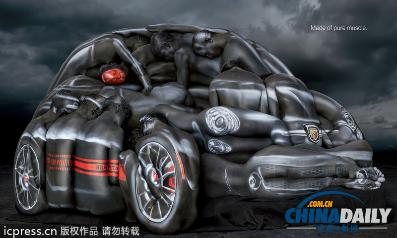 美藝術(shù)家創(chuàng)作逼真彩繪 美女模特組成“人肉”小轎車(chē)
