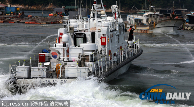 韓國赤潮致死魚成堆 漁民投黃土應(yīng)對（高清組圖）
