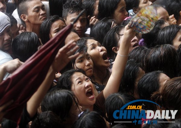 菲律賓選民登記即將截止 民眾冒雨“擠爆”選舉委員會(huì)（高清組圖）
