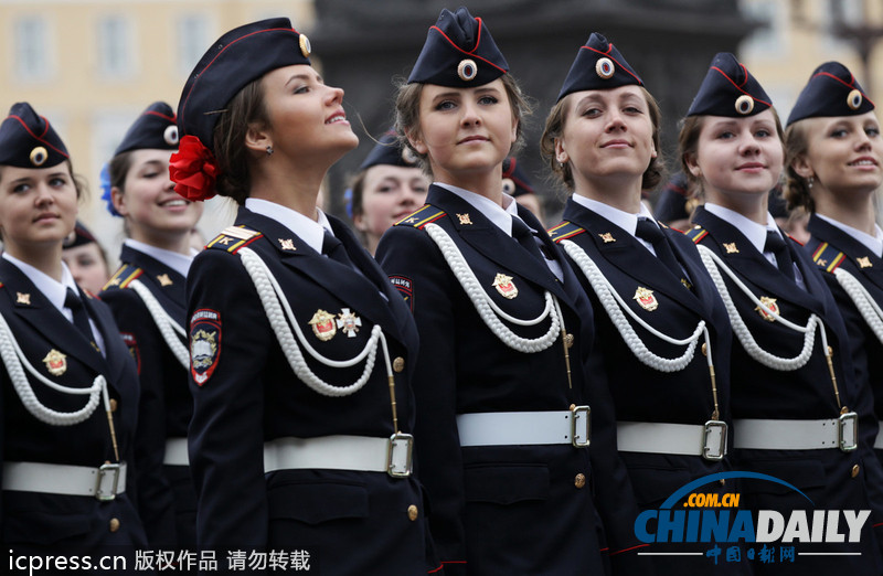 綠色軍營柔美風(fēng)景線 盤點(diǎn)世界各國女兵誰最美（組圖）
