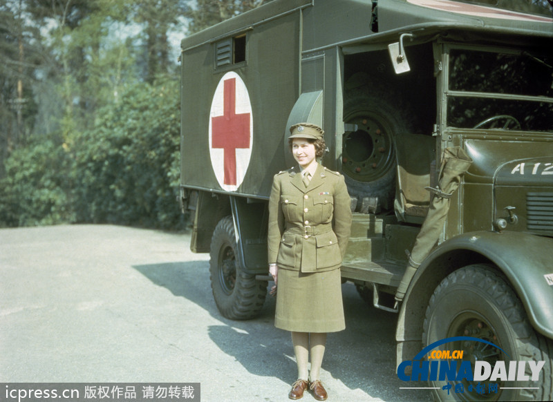 綠色軍營柔美風(fēng)景線 盤點(diǎn)世界各國女兵誰最美（組圖）