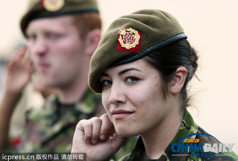 綠色軍營柔美風(fēng)景線 盤點世界各國女兵誰最美（組圖）