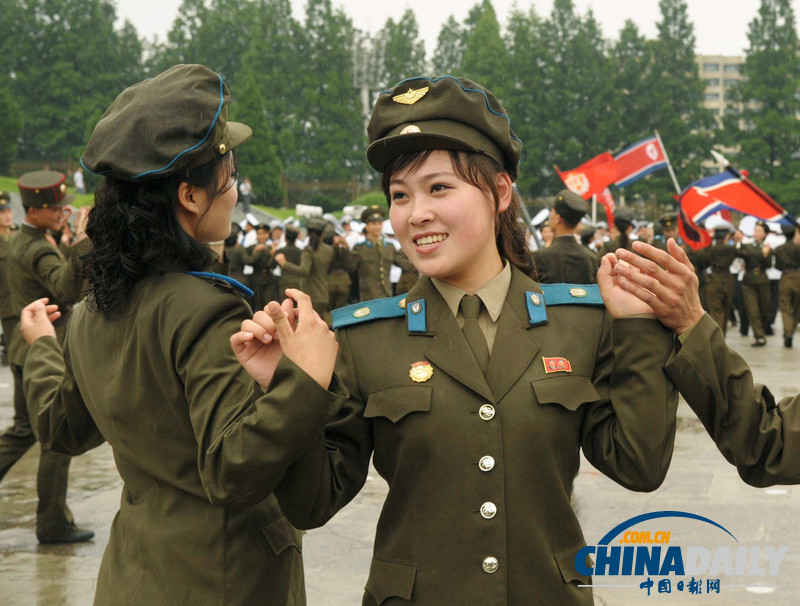 綠色軍營(yíng)柔美風(fēng)景線 盤點(diǎn)世界各國(guó)女兵誰最美（組圖）