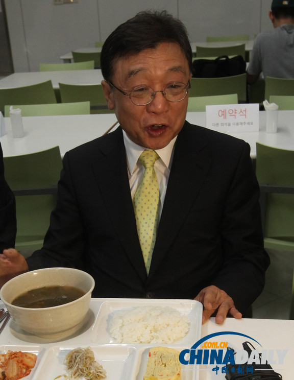 韓首爾大學(xué)校長吃食堂 緩解學(xué)生對飯菜漲價不滿（圖）