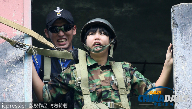 韓國(guó)青年參加陸軍特訓(xùn) 11米高臺(tái)跳下表情尷尬（圖）