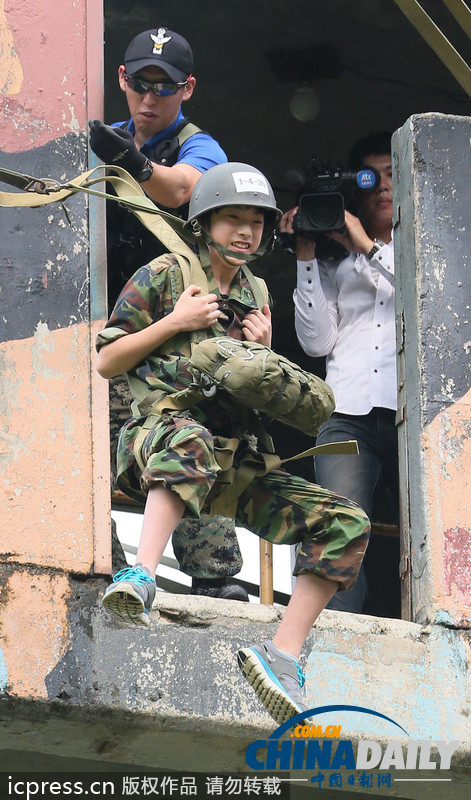 韓國青年參加陸軍特訓(xùn) 11米高臺跳下表情尷尬（圖）