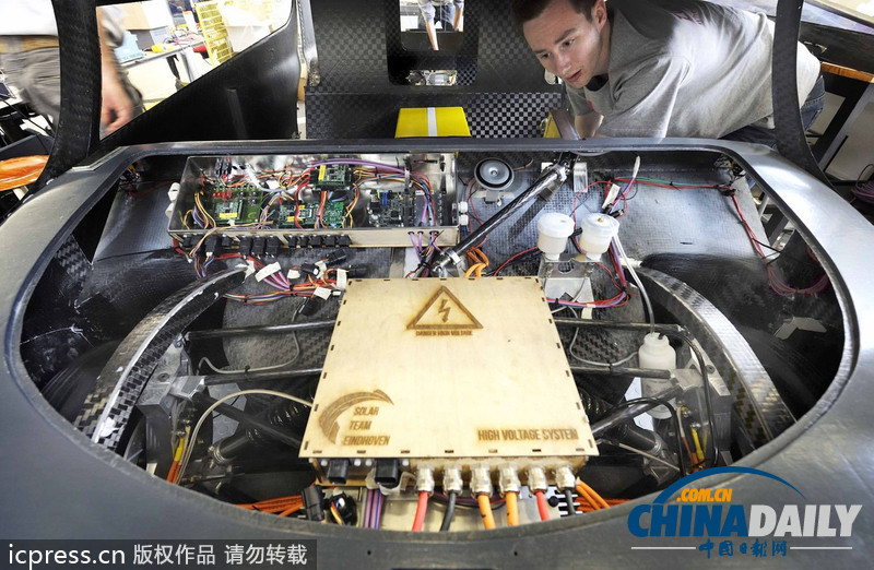 全球首輛家用太陽(yáng)能汽車(chē)造型炫酷 可跑近700公里（組圖）