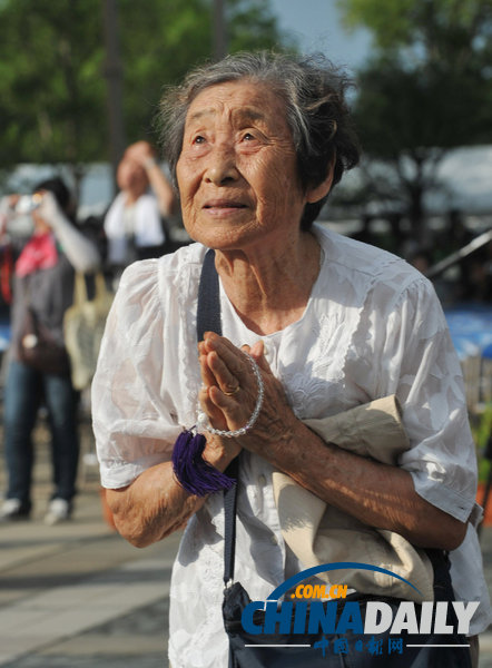 日本長(zhǎng)崎紀(jì)念遭原子彈轟炸68周年 安倍出席（圖）