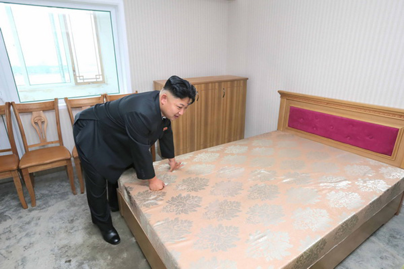 金正恩視察在建住宅事無巨細(xì) 親自體驗(yàn)床具