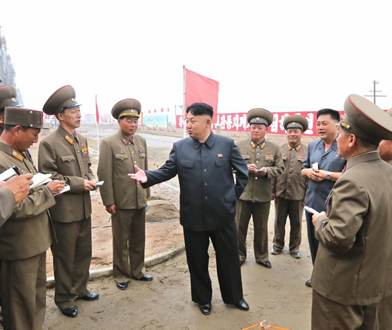 金正恩視察在建住宅事無巨細(xì) 親自體驗(yàn)床具