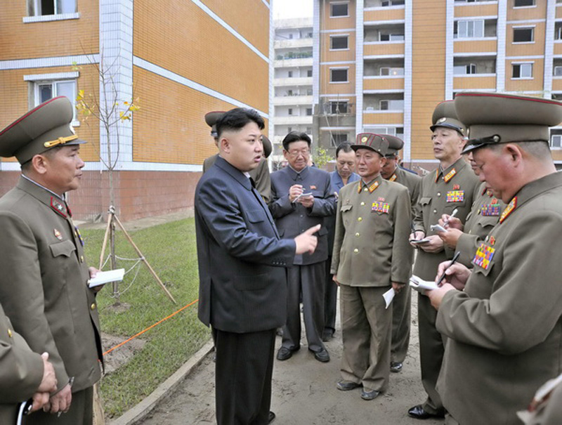金正恩視察在建住宅事無巨細(xì) 親自體驗(yàn)床具