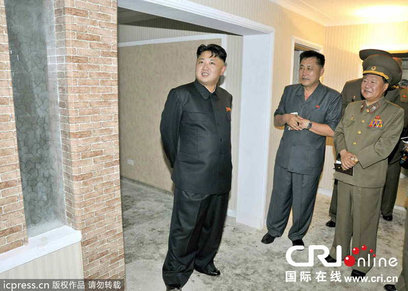 金正恩視察在建住宅事無(wú)巨細(xì) 親自體驗(yàn)床具