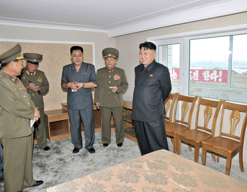 金正恩視察在建住宅事無巨細(xì) 親自體驗(yàn)床具