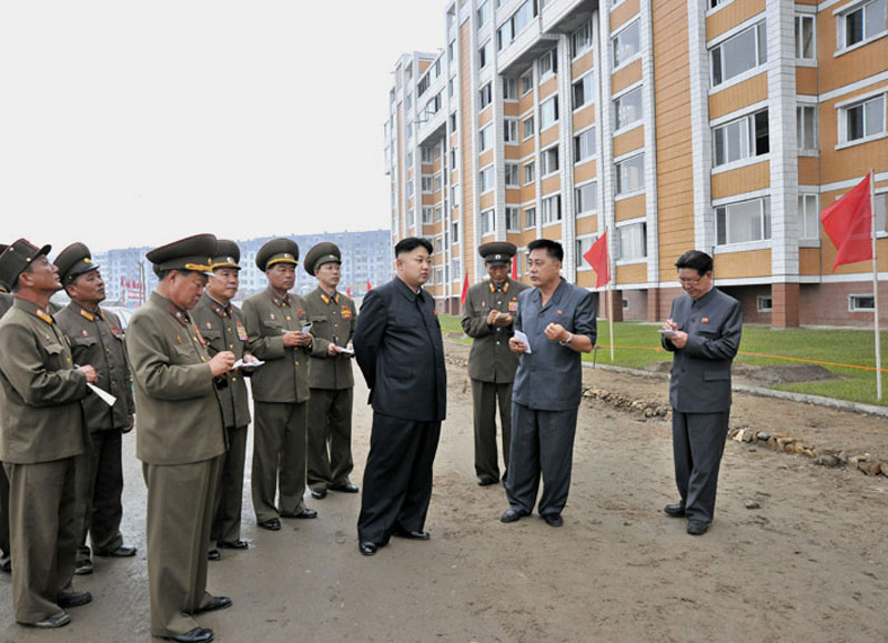 金正恩視察在建住宅事無(wú)巨細(xì) 親自體驗(yàn)床具