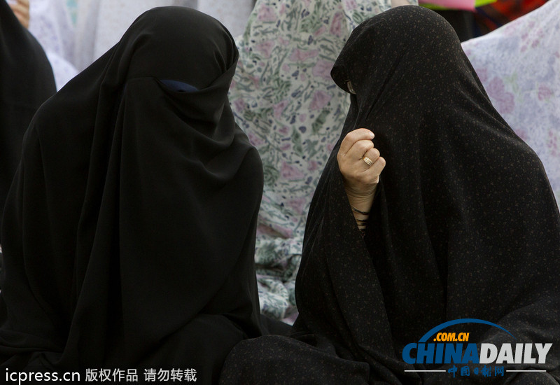 伊朗最高領(lǐng)袖哈梅內(nèi)伊主持開齋節(jié)盛大聚禮（圖）