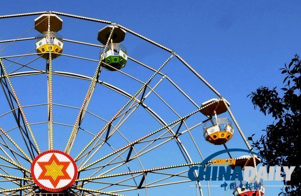 阿根廷中部一游樂場(chǎng)摩天輪車廂墜落 致2死7傷