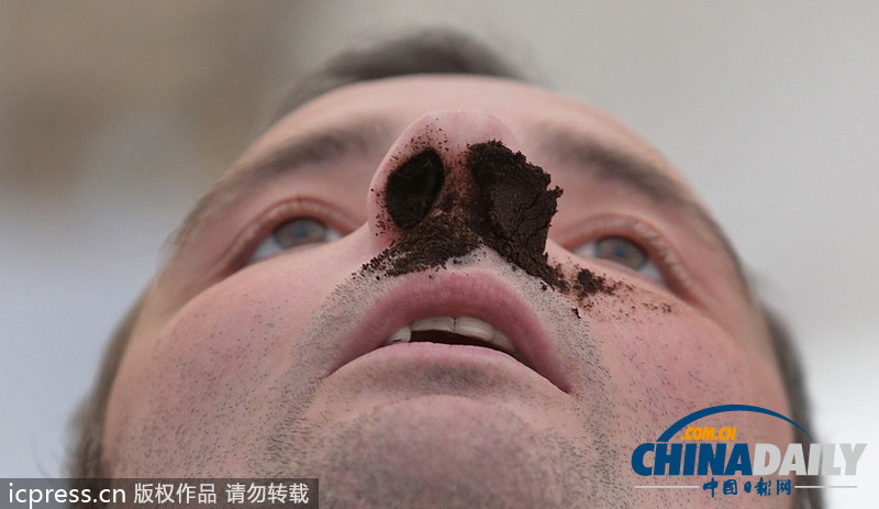 耳朵拔河、叼豬蹄、咬龍蝦 看各國另類民間比賽（組圖）