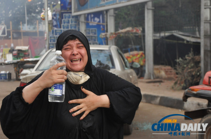 埃及婦女給安全部隊(duì)成員下跪 阻攔武力清場(chǎng)（組圖）