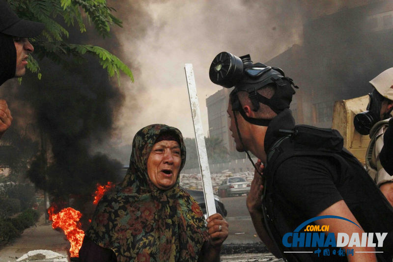 埃及婦女給安全部隊(duì)成員下跪 阻攔武力清場(chǎng)（組圖）