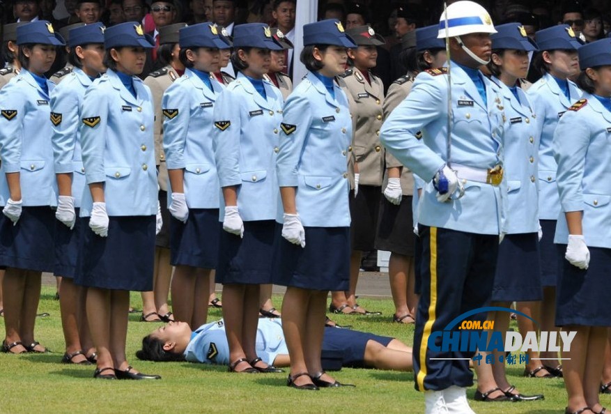 印尼總統(tǒng)出席獨立日閱兵式自帶迷你電風扇 曾有女兵疑似熱暈（高清組圖）