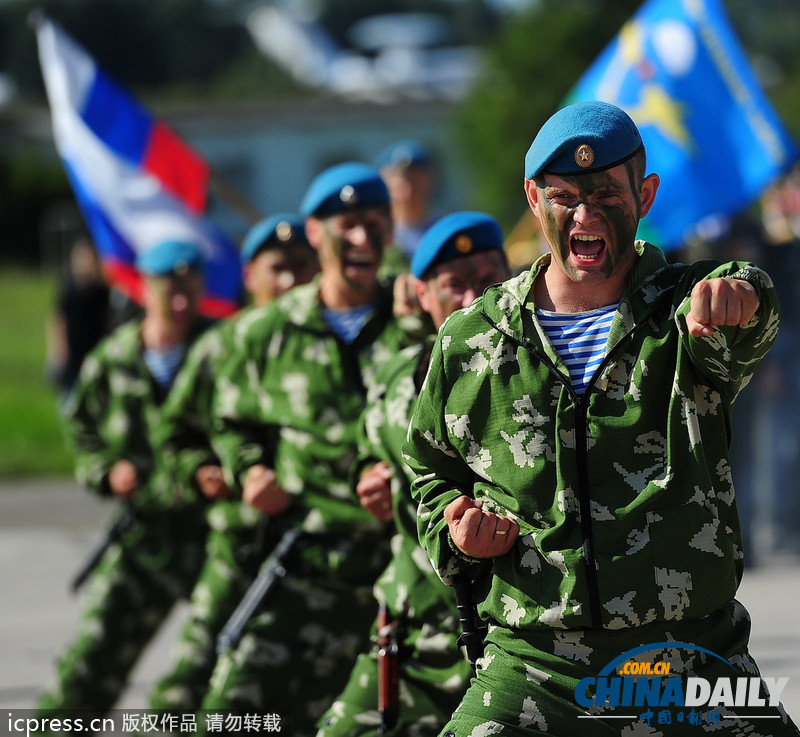 俄羅斯傘兵秀十八般武藝 慶?？哲姵闪?01周年（高清組圖）