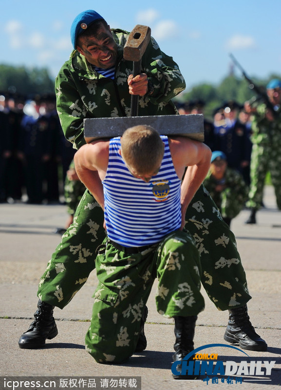 俄羅斯傘兵秀十八般武藝 慶?？哲姵闪?01周年（高清組圖）