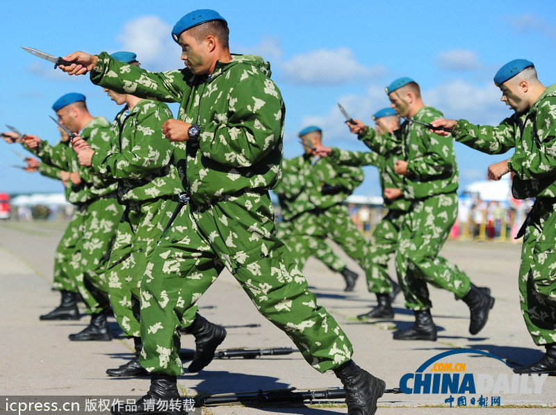 俄羅斯傘兵秀十八般武藝 慶?？哲姵闪?01周年（高清組圖）