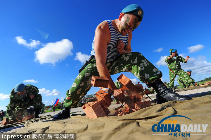 俄羅斯傘兵秀十八般武藝 慶?？哲姵闪?01周年（高清組圖）