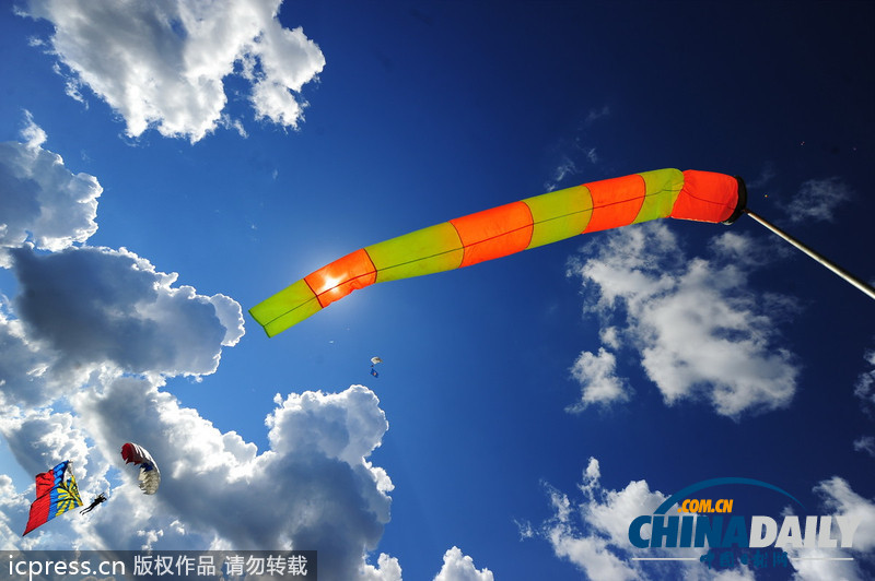 俄羅斯傘兵秀十八般武藝 慶?？哲姵闪?01周年（高清組圖）