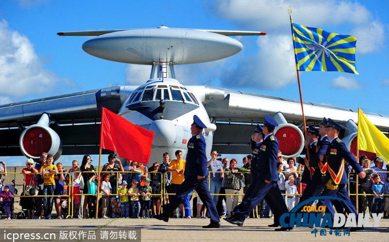 俄羅斯傘兵秀十八般武藝 慶?？哲姵闪?01周年（高清組圖）