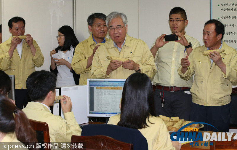 響應(yīng)韓美演習(xí) 韓官員大嚼玉米土豆體驗(yàn)戰(zhàn)士艱辛（組圖）