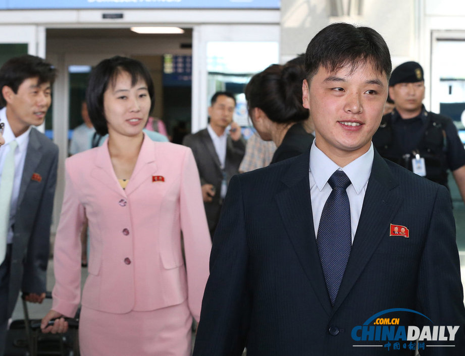 朝鮮青少年赴韓參加聯(lián)合國(guó)培養(yǎng)計(jì)劃 意氣風(fēng)發(fā)（圖）
