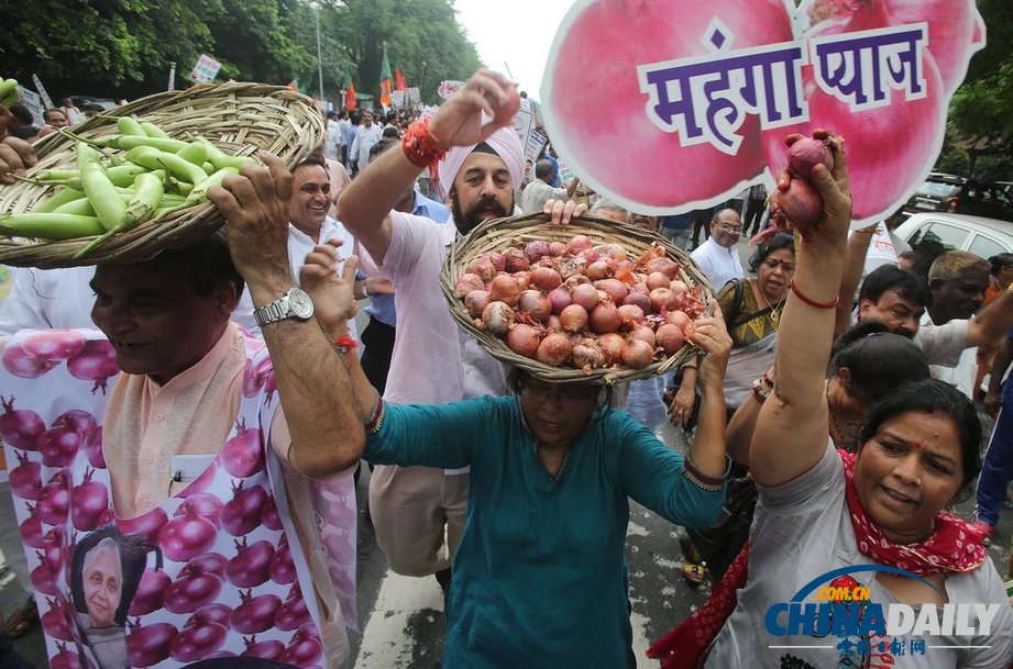 印度反對(duì)黨活動(dòng)家抗議執(zhí)政黨食品安全項(xiàng)目 遭警方暴力驅(qū)散（組圖）