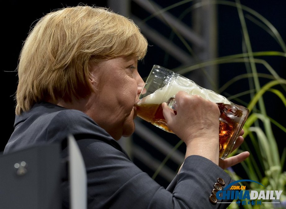 德國總理默克爾出席選舉活動 現(xiàn)場豪飲啤酒（高清組圖）