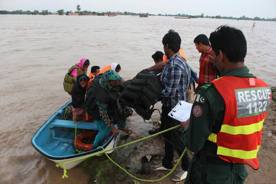 巴基斯坦洪災(zāi)已致至少118人死亡 軍隊幫助災(zāi)民轉(zhuǎn)移（組圖）