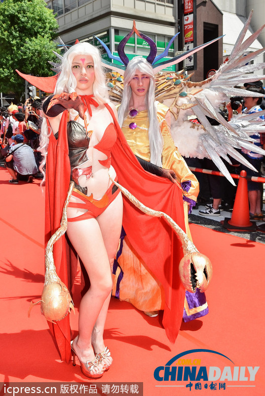 日本名古屋市長(zhǎng)亮相cosplay峰會(huì)紅毯 左擁右抱艷福不淺（組圖）