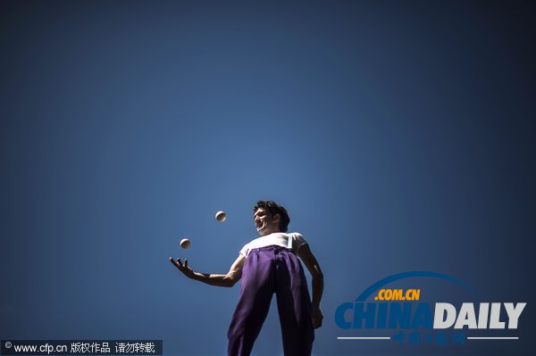 法國(guó)舉辦“街頭戲劇節(jié)” 藝術(shù)家激情表演超涼爽