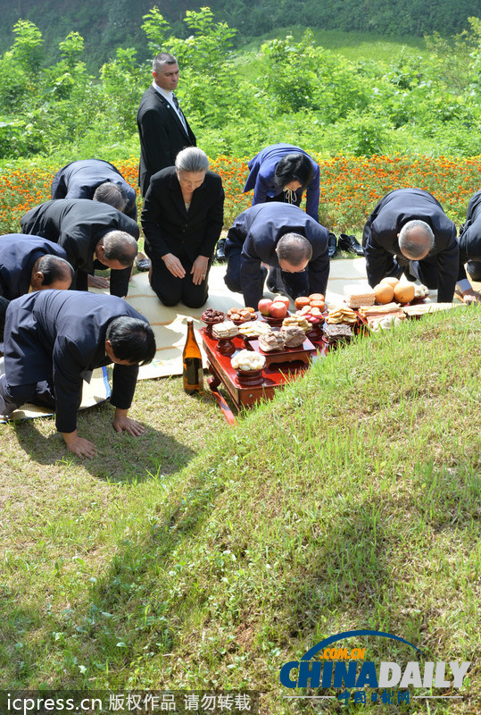 聯(lián)合國(guó)秘書(shū)長(zhǎng)潘基文夫婦回鄉(xiāng)祭祖掃墓