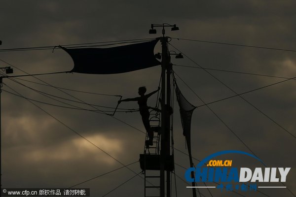 感受美國(guó)紐約秋千學(xué)校 空中搖蕩驚心動(dòng)魄（組圖）