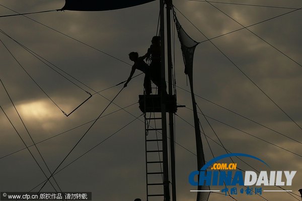 感受美國紐約秋千學(xué)校 空中搖蕩驚心動魄（組圖）